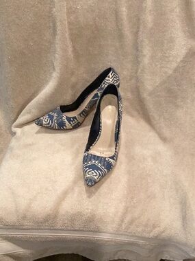 Nine West Blue and White Patterned Pointed-Toe Pumps